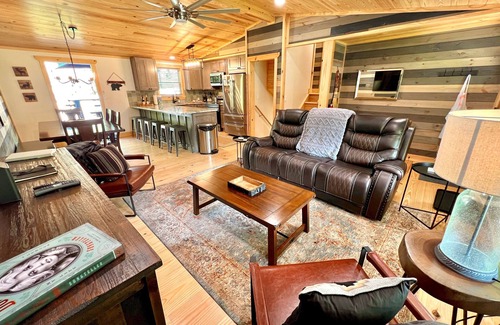 Caton Cabina | Catons Chapel (3-Bedroom Cabin) by RedAwning