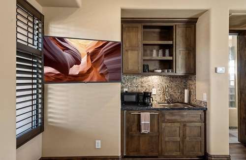 South Scottsdale Casa | Cattletrack Casita - Stylish Studio with Semi-Private Pool & Hot Tub