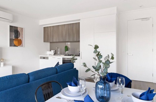 Caulfield North Apartamento | Caulfield Elegance: Chic Abode