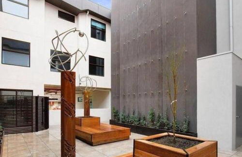 Caulfield Apartamento | Caulfield Elegance: Chic Abode