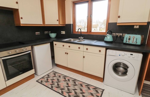 Berwick-upon-Tweed Casa | CAUSEWAY COTTAGE, pet friendly, with a garden in Holy Island