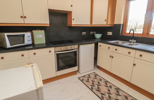 Berwick-upon-Tweed Casa | CAUSEWAY COTTAGE, pet friendly, with a garden in Holy Island