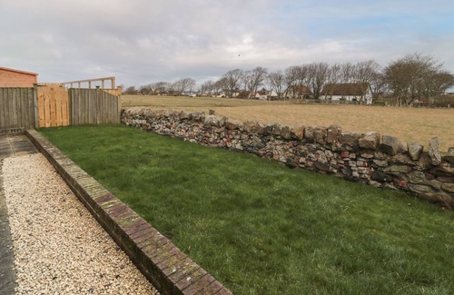 Berwick-upon-Tweed Casa | CAUSEWAY COTTAGE, pet friendly, with a garden in Holy Island