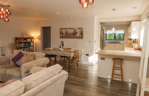 Sheffield Cabaña | CAUSEWAY HIDEAWAY, romantic, with a garden in Dore
