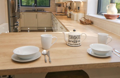 Sheffield Cabaña | CAUSEWAY HIDEAWAY, romantic, with a garden in Dore