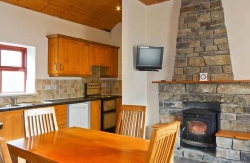 Hollymount Cabaña | CAVAN HILL COTTAGE, family friendly in Ballinrobe, County Mayo