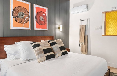 Dunsmuir Hotel | Cave Springs Resort Hotel Room 3 (Visit Mt Shasta)