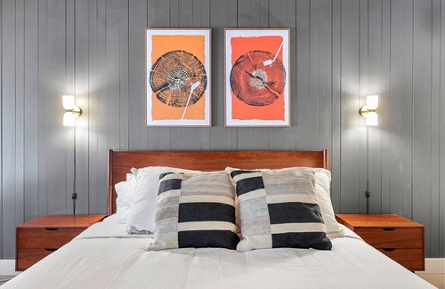 Dunsmuir Hotel | Cave Springs Resort Hotel Room 3 (Visit Mt Shasta)
