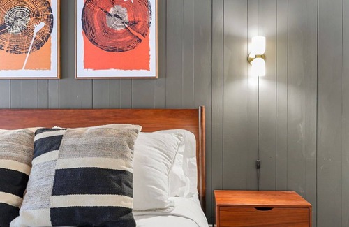 Dunsmuir Hotel | Cave Springs Resort Hotel Room 3 (Visit Mt Shasta)