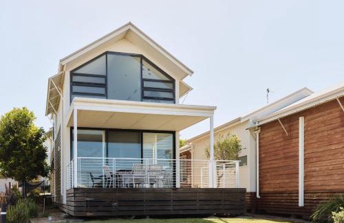 Caves Beach Hotel | Caves Coastal Bar & Bungalows