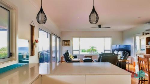 Caves Beach Casa | Caves Cottage - gorgeous 180 degree ocean views
