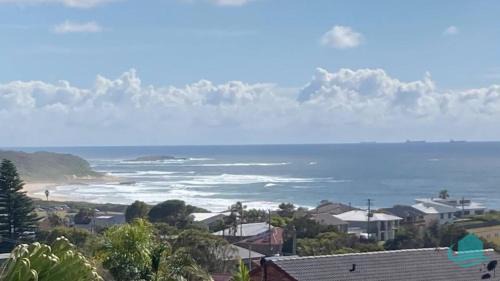 Caves Beach Casa | Caves Cottage - gorgeous 180 degree ocean views