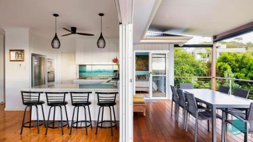 Caves Beach Casa | Caves Cottage - gorgeous 180 degree ocean views