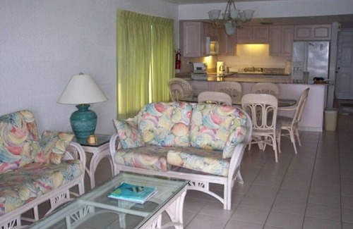 Seven Mile Beach Condominio | Cayman Islands Famous Seven Mile Beach Oceanfront Sunset Cove #104 corner unit