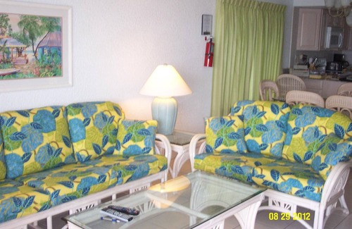 Seven Mile Beach Condominio | Cayman Islands Famous Seven Mile Beach Oceanfront Sunset Cove #104 corner unit