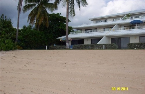 Seven Mile Beach Condominio | Cayman Islands Famous Seven Mile Beach Oceanfront Sunset Cove #104 corner unit