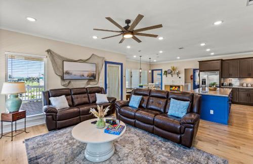 Crystal Beach Casa | Caza Azul Luxury 4BR Getaway, Gated Community, Canal Views & Lift