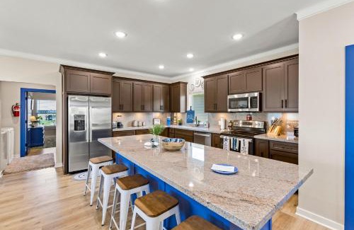 Crystal Beach Casa | Caza Azul Luxury 4BR Getaway, Gated Community, Canal Views & Lift
