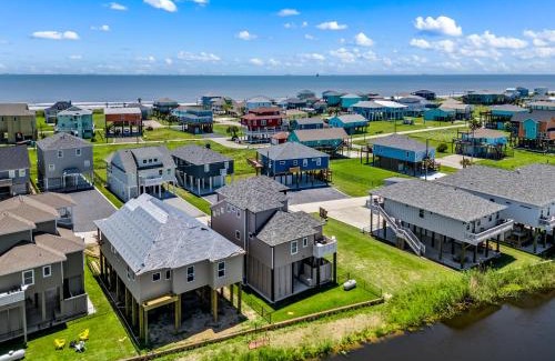 Crystal Beach Casa | Caza Azul Luxury 4BR Getaway, Gated Community, Canal Views & Lift