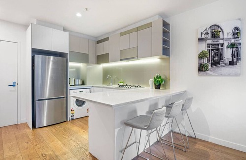 Melbourne Central Business District Apartamento | CBD Elegance | 2BR Apt w/Pool, Gym & City Views
