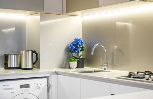 Melbourne Central Business District Apartamento | CBD Elegance | 2BR Apt w/Pool, Gym & City Views