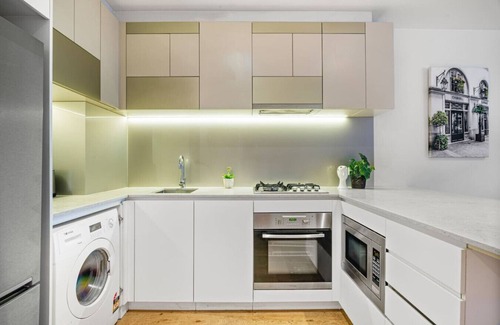 Melbourne Central Business District Apartamento | CBD Elegance | 2BR Apt w/Pool, Gym & City Views
