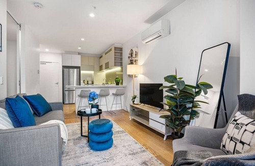 Melbourne Central Business District Apartamento | CBD Elegance | 2BR Apt w/Pool, Gym & City Views