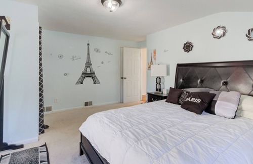 Center Line Casa | Cc3 presents Suburban Nites We welcome U2 enjoy our quad level home.420friendly