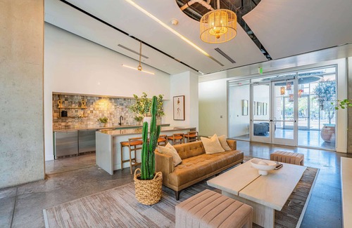 Evans Churchill Apartamento | Alluring 2BD Apartment in DT with Gym Pool Parking