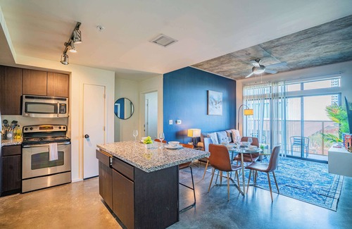 Evans Churchill Apartamento | Alluring 2BD Apartment in DT with Gym Pool Parking