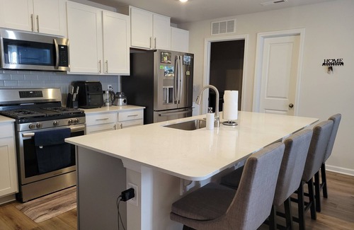 Statesville Casa | Cecile's Charming 2-bedroom house in enchanting Statesville with AC, WiFi