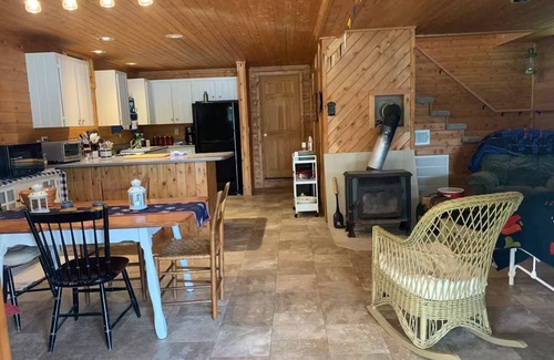 Glover Cabina | Cedar A-frame cabin with finished bunkhouse, sleeps 14. WiFi, AC in Glover, VT