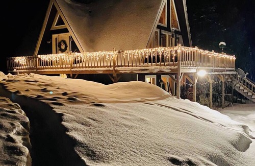 Glover Cabina | Cedar A-frame cabin with finished bunkhouse, sleeps 14. WiFi, AC in Glover, VT