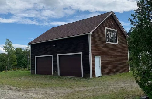 Glover Cabina | Cedar A-frame cabin with finished bunkhouse, sleeps 14. WiFi, AC in Glover, VT