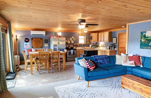 Charles City Cabina | Cedar Bend Cabin con bañera de hidromasaje para 6 personas.