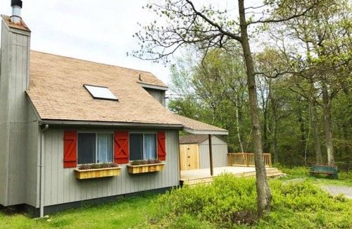 Long Pond Cabina | CEDAR CABIN Elegante refugio con piscina en el lugar, bañera de hidromasaje y pozo de fuego en Poconos