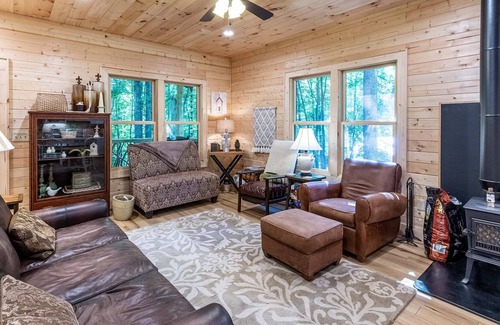Tuckasegee Cabina | Cedar Calm at Running Cedar Springs - Upscale Mountain Home Located Across from Bear Lake