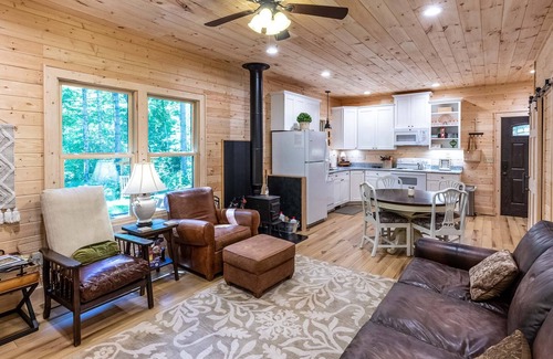 Tuckasegee Cabina | Cedar Calm at Running Cedar Springs - Upscale Mountain Home Located Across from Bear Lake