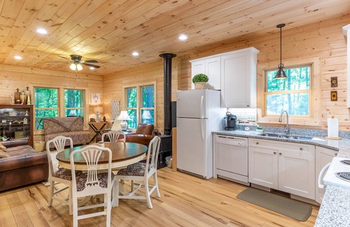 Tuckasegee Cabina | Cedar Calm at Running Cedar Springs - Upscale Mountain Home Located Across from Bear Lake