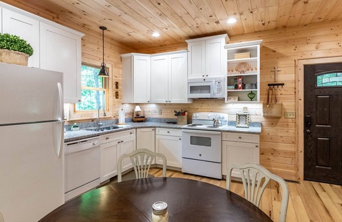 Tuckasegee Cabina | Cedar Calm at Running Cedar Springs - Upscale Mountain Home Located Across from Bear Lake
