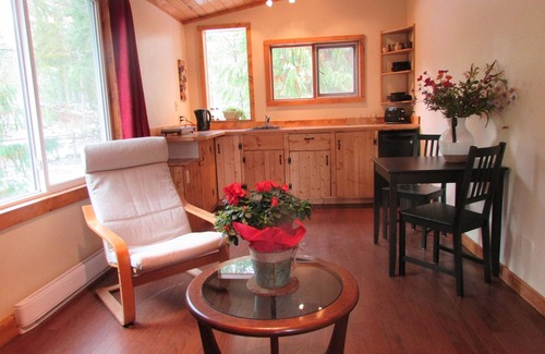 Kaslo Cabaña | Cedar Cottage, a private and cozy experience