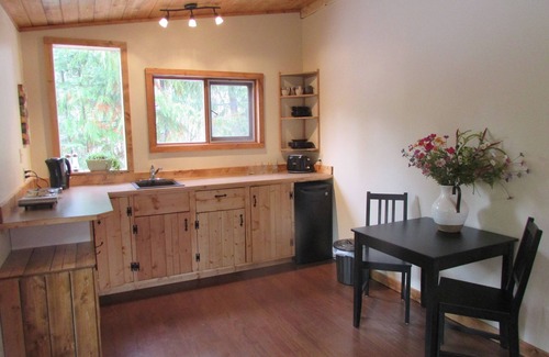Kaslo Cabaña | Cedar Cottage, a private and cozy experience