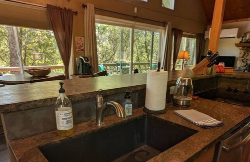 Wishon Casa | Cedar Forest · Charming Cozy Lake Cabin in the Woods - Bass Lake