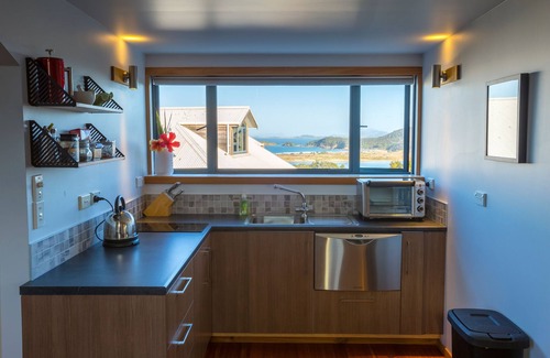 Ngunguru Apartamento | Cedar Heights Chalet con vistas al mar elevadas en un entorno de arbustos nativos.