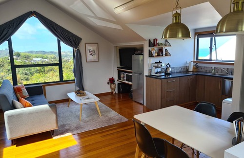 Ngunguru Apartamento | Cedar Heights Chalet con vistas al mar elevadas en un entorno de arbustos nativos.