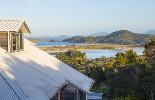 Ngunguru Apartamento | Cedar Heights Chalet con vistas al mar elevadas en un entorno de arbustos nativos.