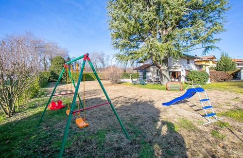 Angera Casa | Cedar House Villa Few Minutes From Lake - Happy Rentals