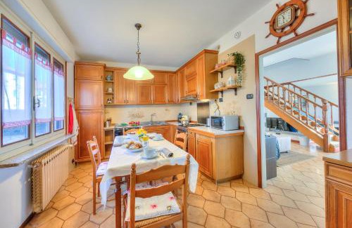 Angera Casa | Cedar House Villa Few Minutes From Lake - Happy Rentals