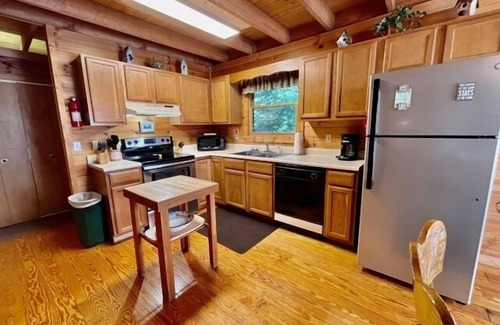 Townsend Cabina | CEDAR KNOB - 2 bdrm/2 bath, screened patio, wood fireplace