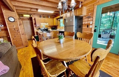 Townsend Cabina | CEDAR KNOB - 2 bdrm/2 bath, screened patio, wood fireplace